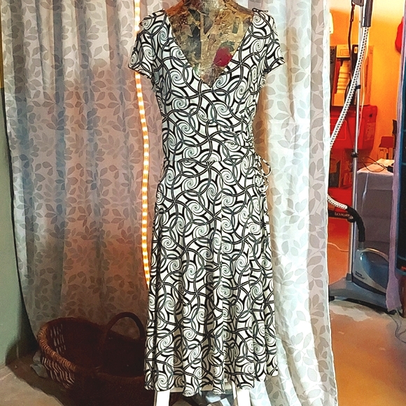 Dress - Picture 3 of 7